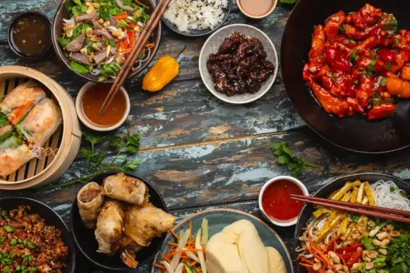 Pratos da comida oriental, como yakisoba e guioza, servidos de forma prática.