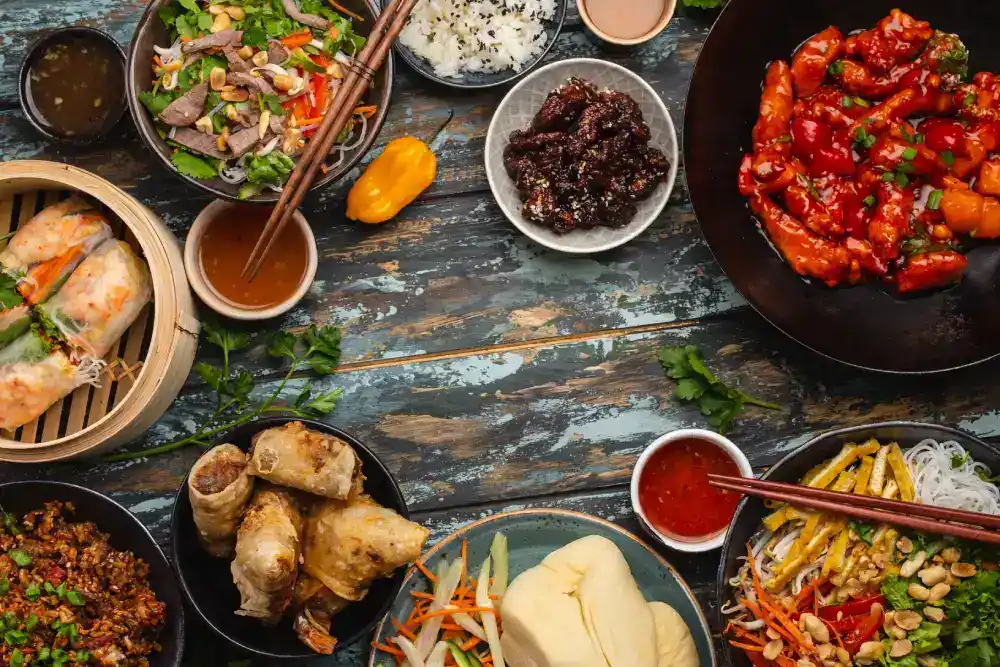 Pratos da comida oriental, como yakisoba e guioza, servidos de forma prática.