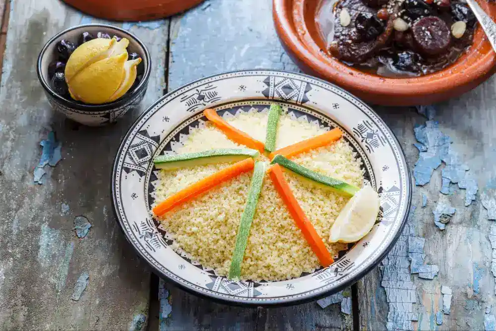 Couscous marroquino com legumes frescos no prato.