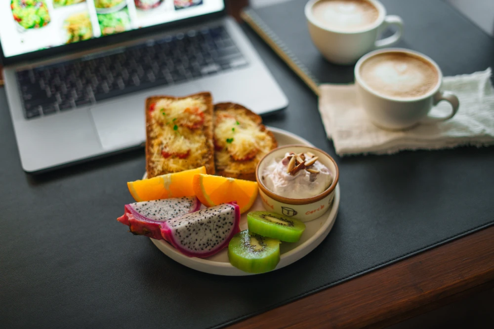 Potes com opções de lanche da tarde saudável, incluindo iogurte, frutas e nozes, organizados para a semana.
