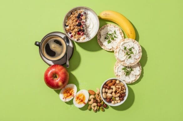 Opções de lanche da tarde — iogurte com granola, banana, bolacha de arroz com queijo, castanhas, ovo, maçã e café — sobre fundo verde-limão