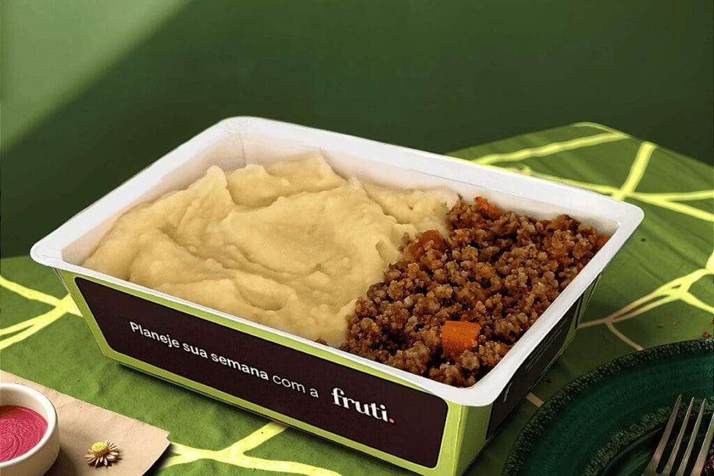 Purê de batata inglesa com patinho moído e cenoura da Frutifica, foto oficial do produto